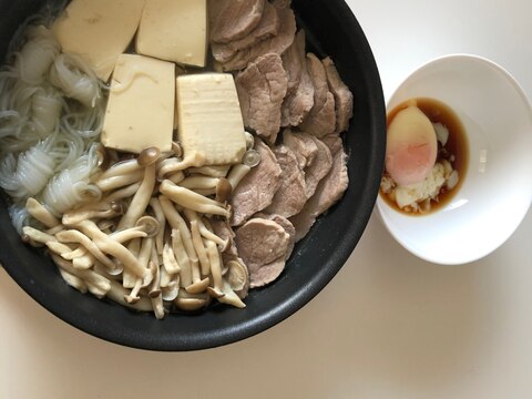 豚ヒレ白滝しめじ豆腐を温玉にすき焼きのタレで食す